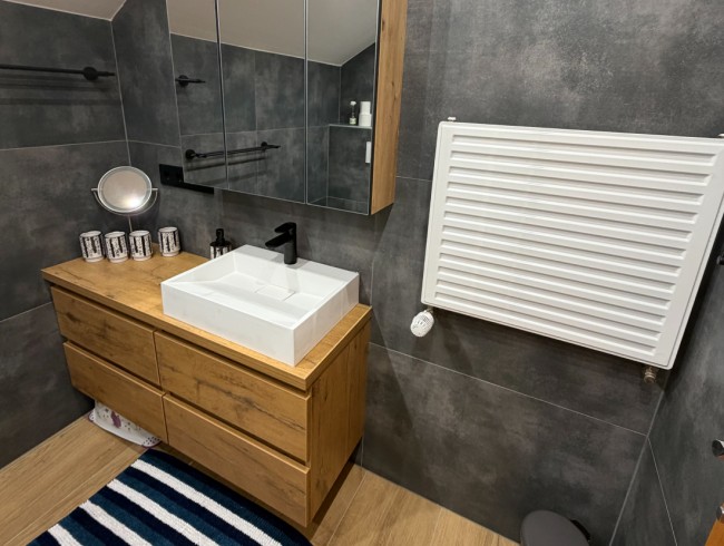 Neues Badezimmer mit Dusche, WC, Waschbecken