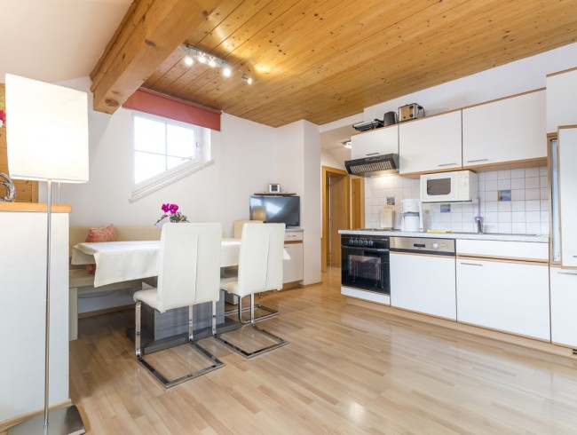 Große Wohnküche mit Essecke und Küchenzeile im Appartement 2