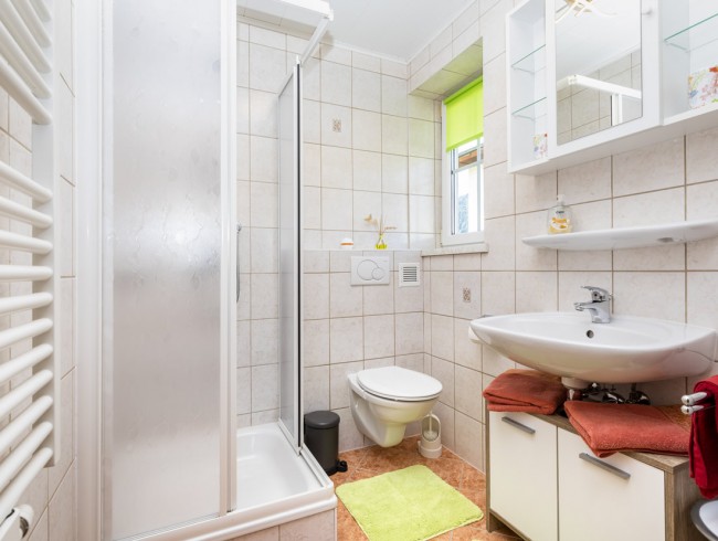 Badezimmer mit Dusche und WC
